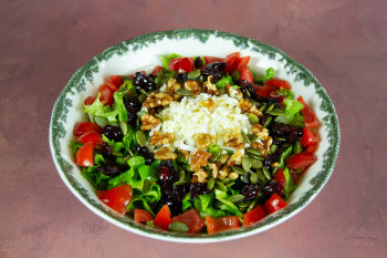 Yaban Mersinli Ege Salatası