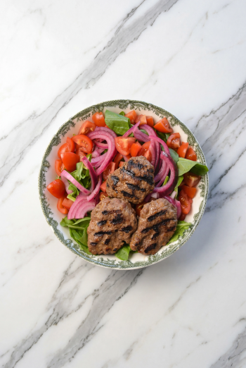 Izgara Köfteli Roka Salata
