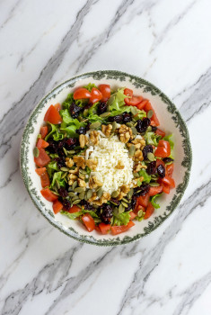 Yaban Mersinli Ege Salatası